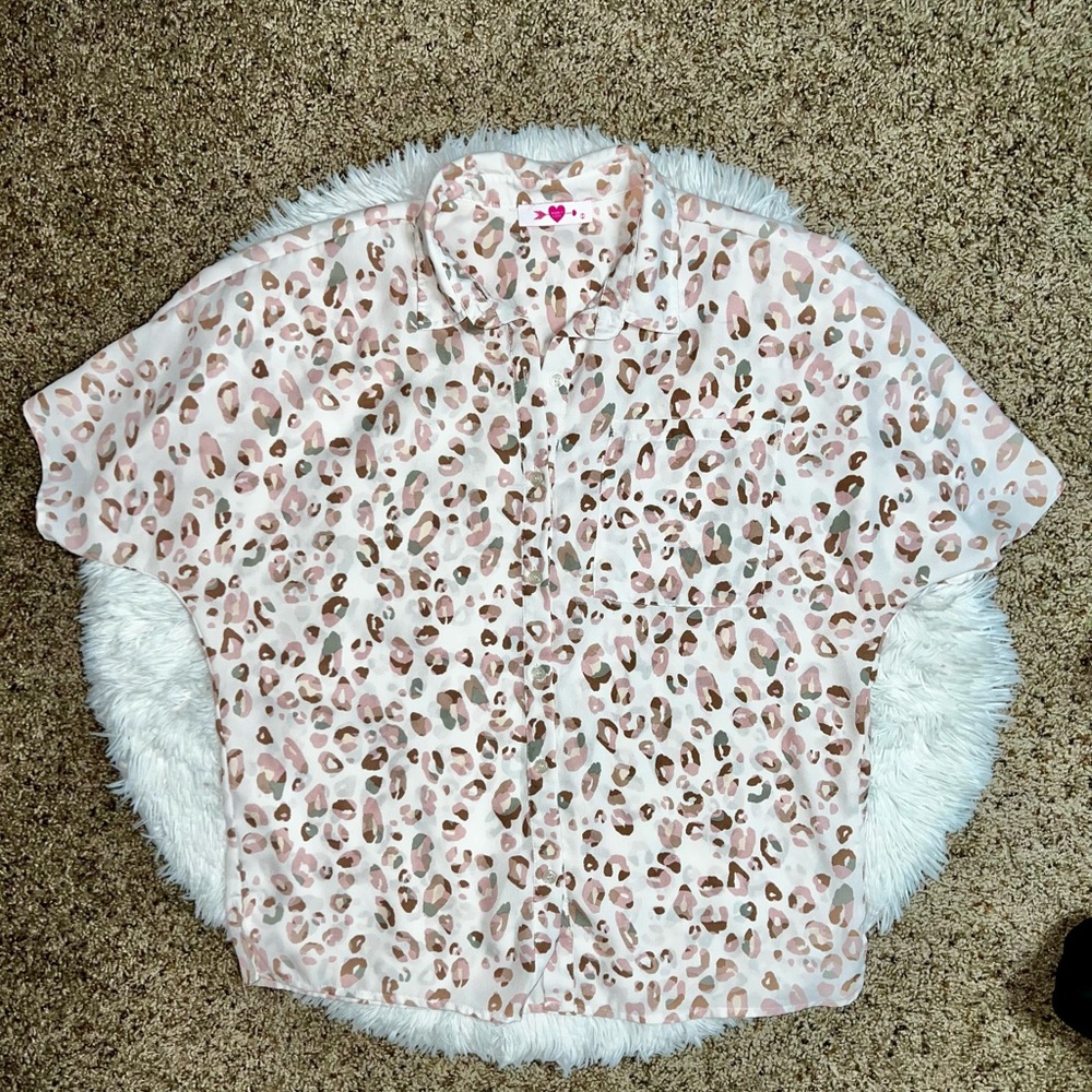 Like New Buddy Love Travel Diary Leopard Button Up Top!  Sz Small!